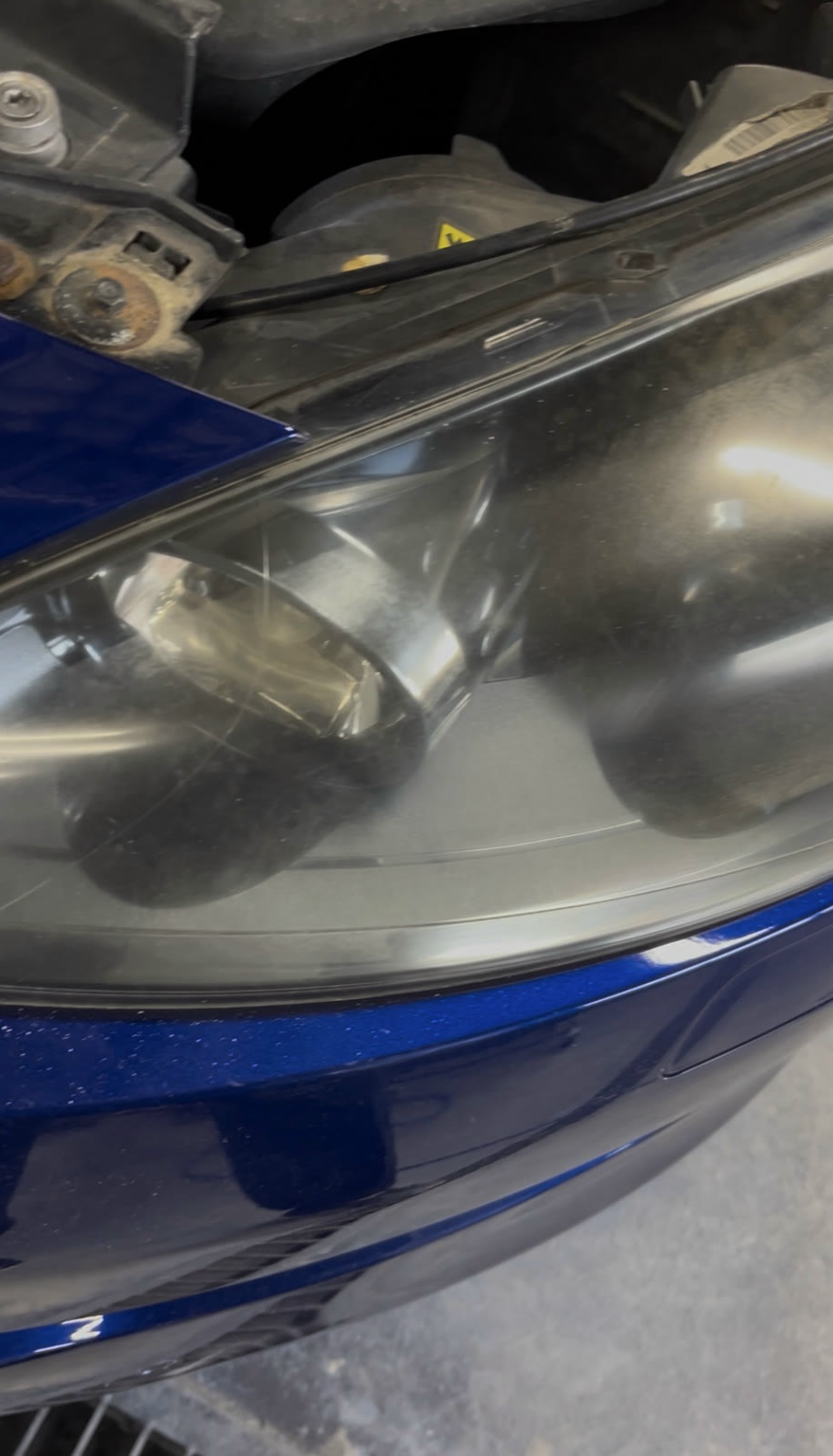 プジョーRCZ ヘッドライト くすみ リペア前